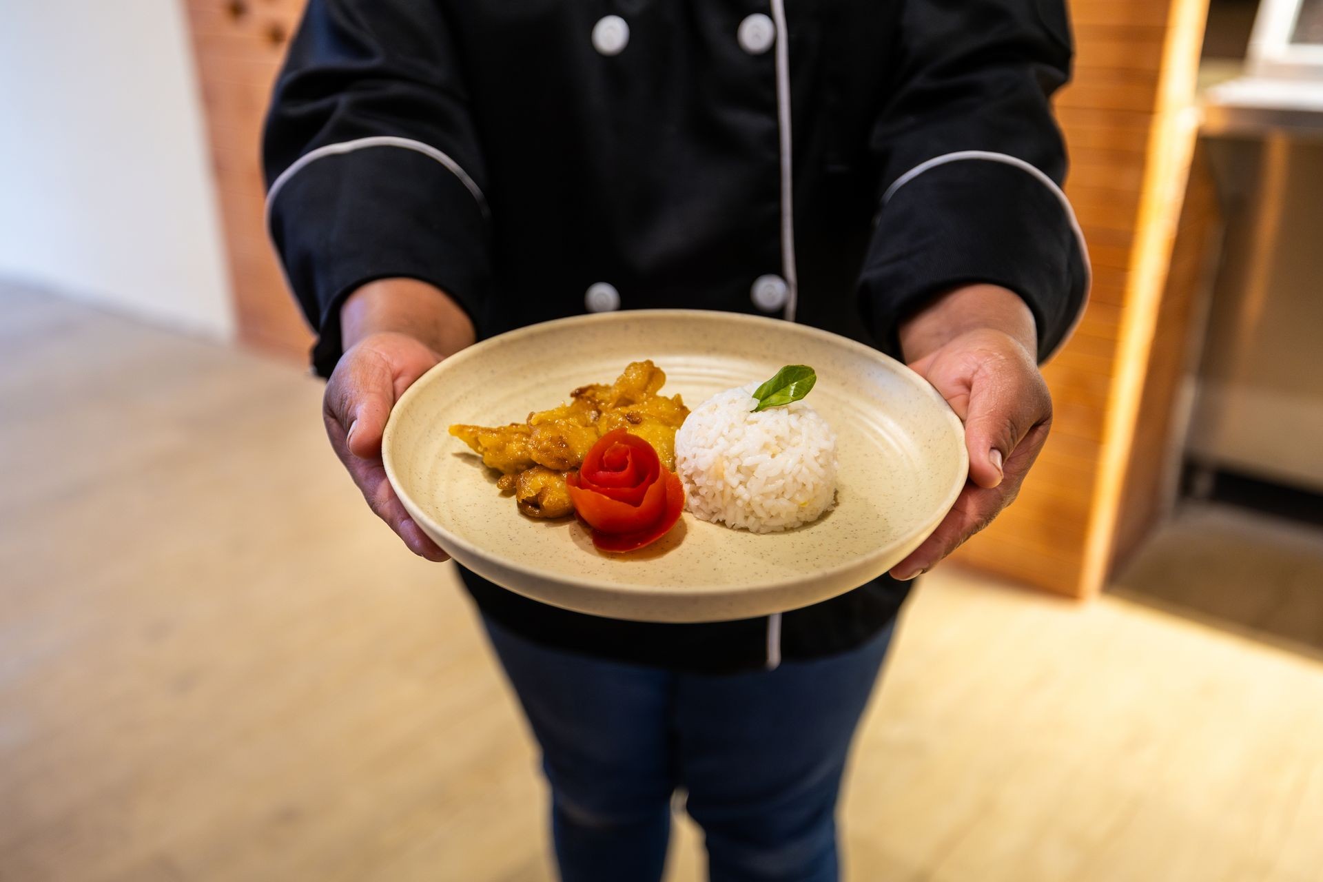 Chef sosteniendo en sus manos un delicioso platillo 