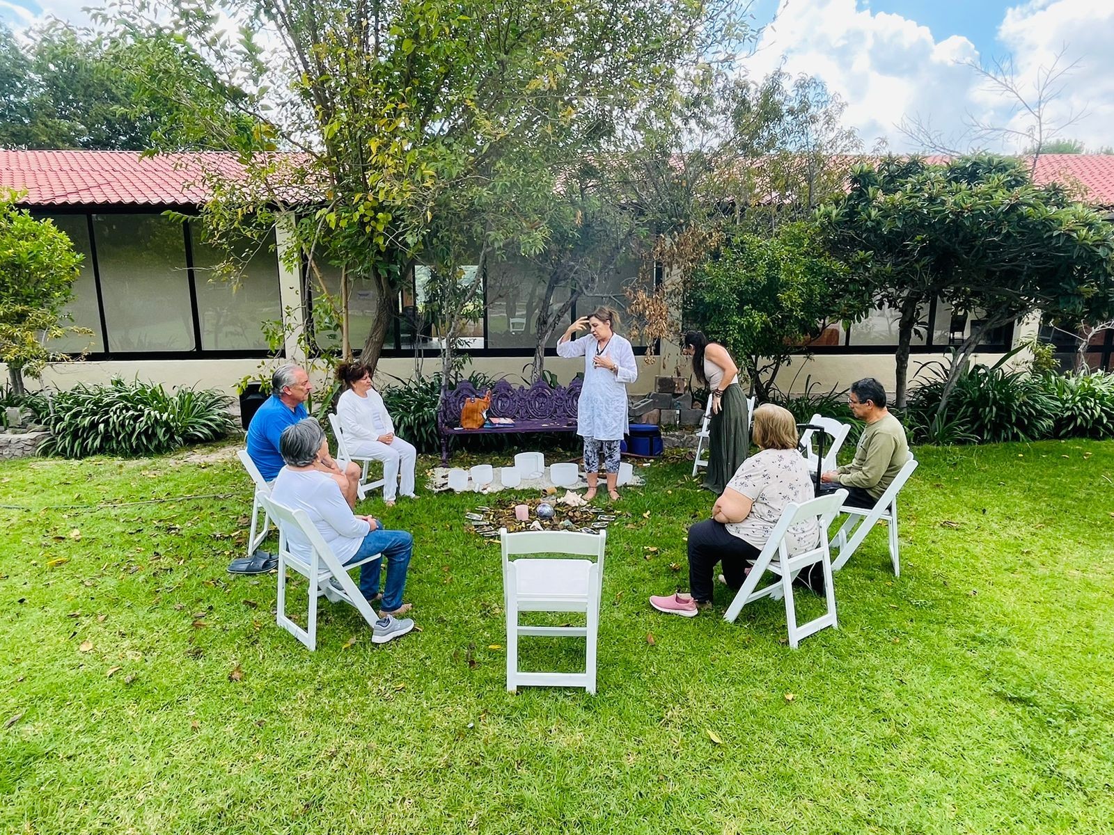 Grupo de adultos meditando en la naturaleza